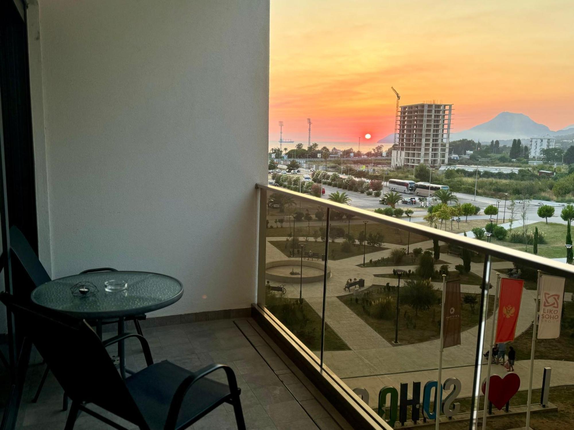 Suncoast Suites Bar Exterior photo